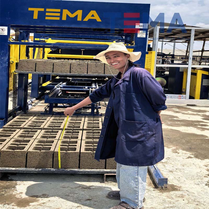 Machine à blocs de béton à servocommande TEMA TM12000 en Éthiopie